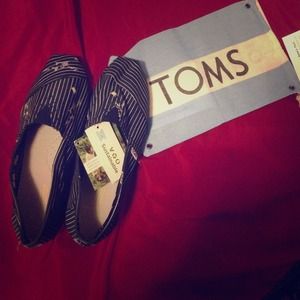 Specialty "love is the new black" toms
