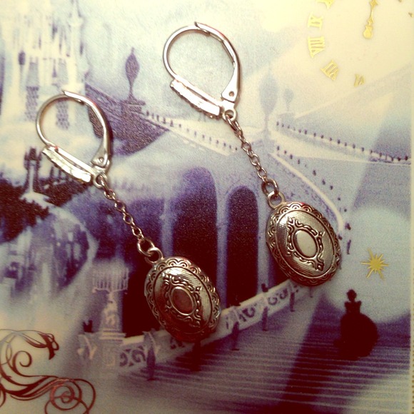 Jewelmint earrings from haute elegance trio