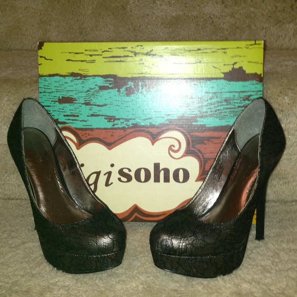 Black Pewter Laced Pumps