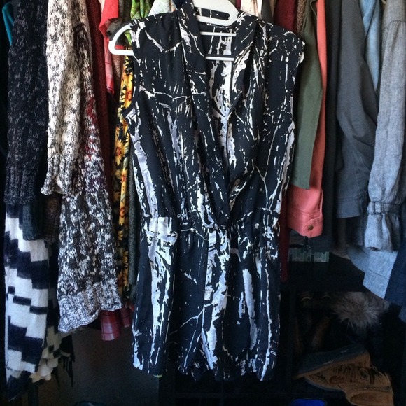 ✳️sold✳️ Abstract pattern romper - Picture 2 of 4
