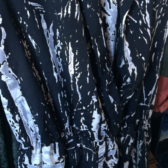 ✳️sold✳️ Abstract pattern romper - Picture 3 of 4