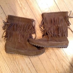 Minnetonka 2 layer Fringe Boots