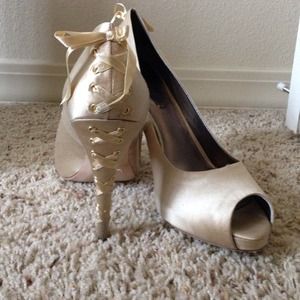 BCBG size 10 gold peep toe heel