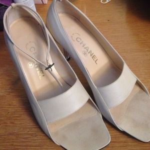 VINTAGE CHANEL IVORY LEATHER LUCITE HEEL PUMPS