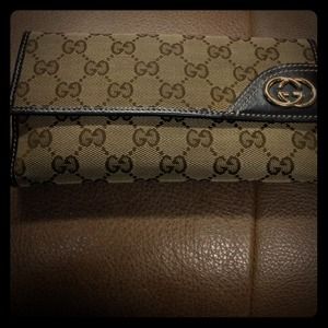 SOLD!!!!! Gucci wallet used in excellent condition
