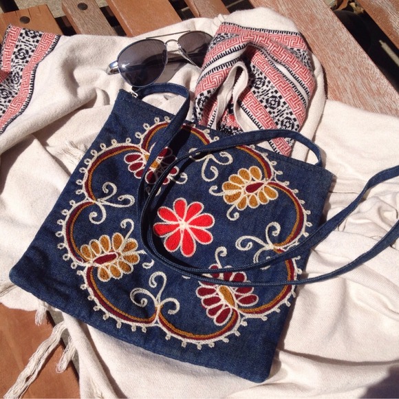 🎉HP🎉Denim Flower Embroidered Purse.