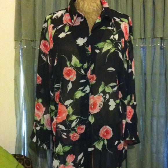 ##🚫SOLD#🚫#Black/multi floral chiffon blouse.