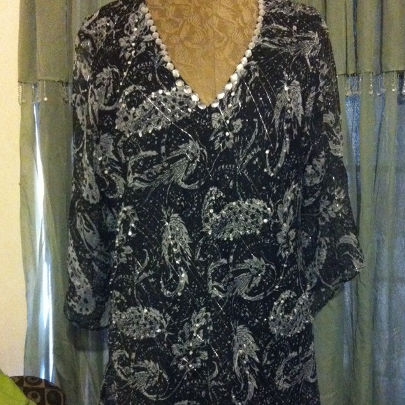#🚫#SOLD🚫%%Long lined black/white print blouse.