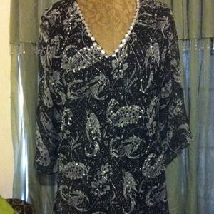 #🚫#SOLD🚫%%Long lined black/white print blouse.