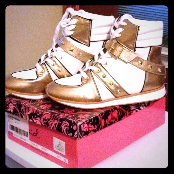 Qupid NWB gold & white sneaks w/gold spikes
