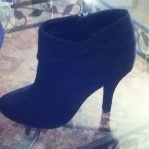 Black ankle boots super cute!