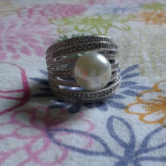 SOLD IN BUNDLENWOT Avon Fiorella Ring medium cream