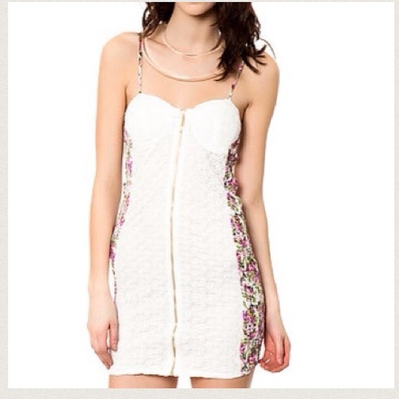 🌸👗Lace/Floral Dress👗🌸 - Picture 2 of 4