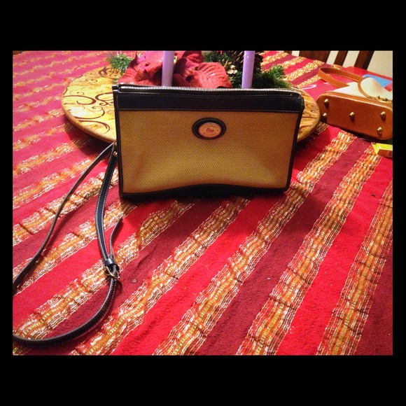 🚫🚫SOLD Dooney and Bourke Crossbody Bag🚫🚫
