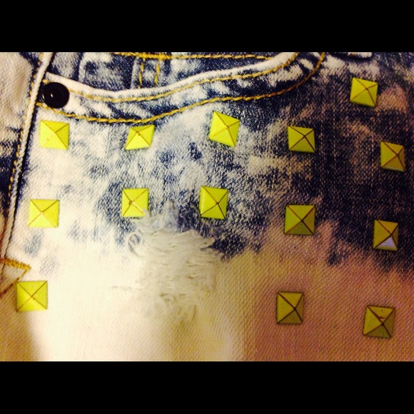 HUGE MARK DOWN!!!!!!!!ADORABLE JUNIOR SHORTS - Picture 3 of 3