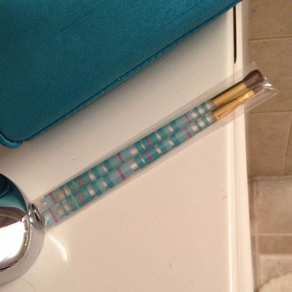 Cosmetics bag & eye makeup brushes - Picture 2 of 4