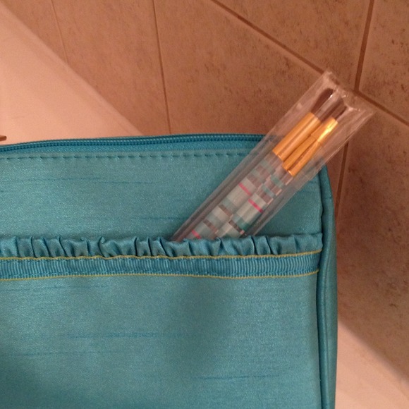 Cosmetics bag & eye makeup brushes - Picture 3 of 4