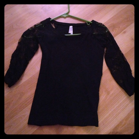 Laced sleeve 3/4 sleeve top