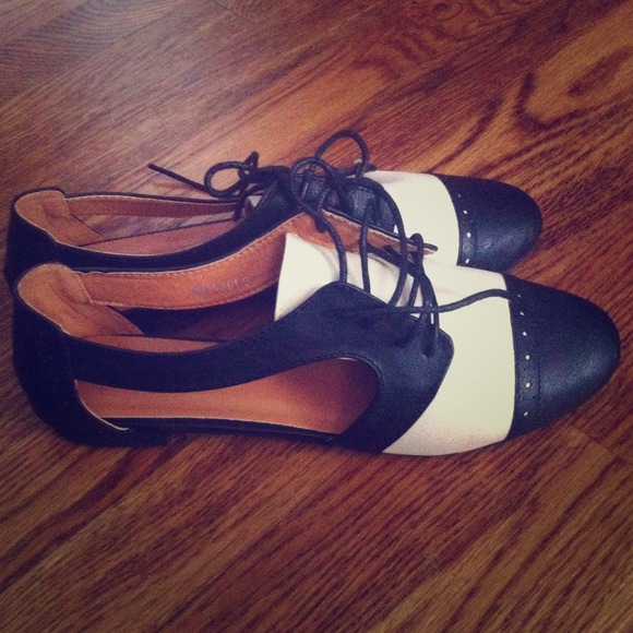 ❤️ Black & White Cutout Oxfords ❤️