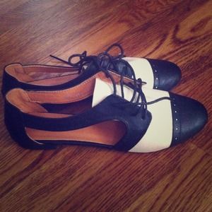 ❤️ Black & White Cutout Oxfords ❤️