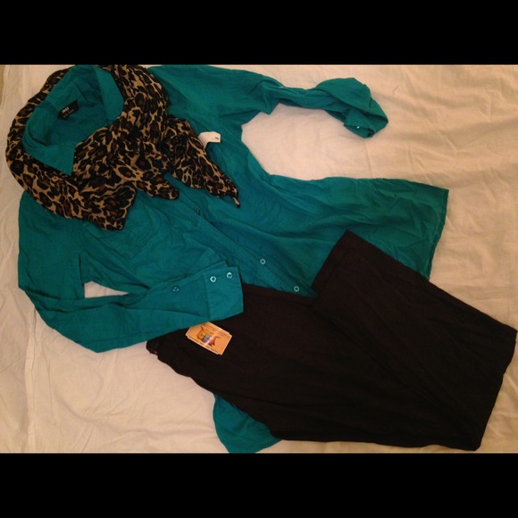 Turquoise top with black tights and leopard scarf - Picture 1 of 3