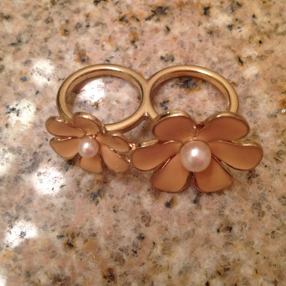 Flower ring - Picture 2 of 2