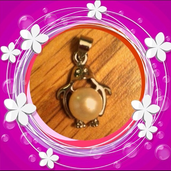 Penguin charm with pearl belly