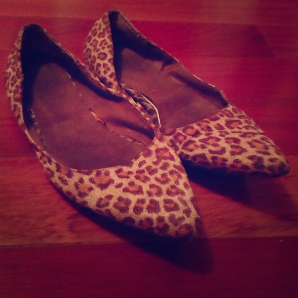 Leopard pointy toe ballet flats:)