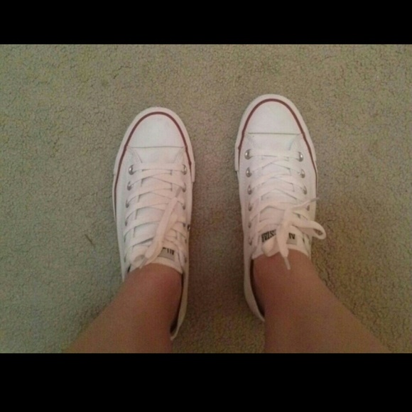 SOLD White converse Chuck Taylor