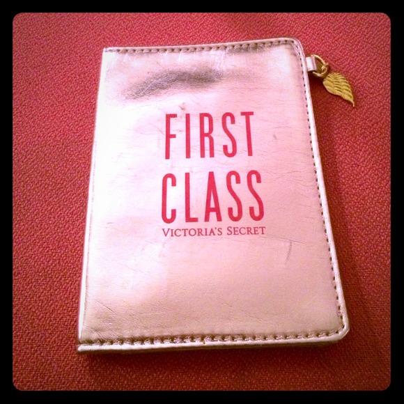 SOLD❌❌❌Victoria's Secret passport holder