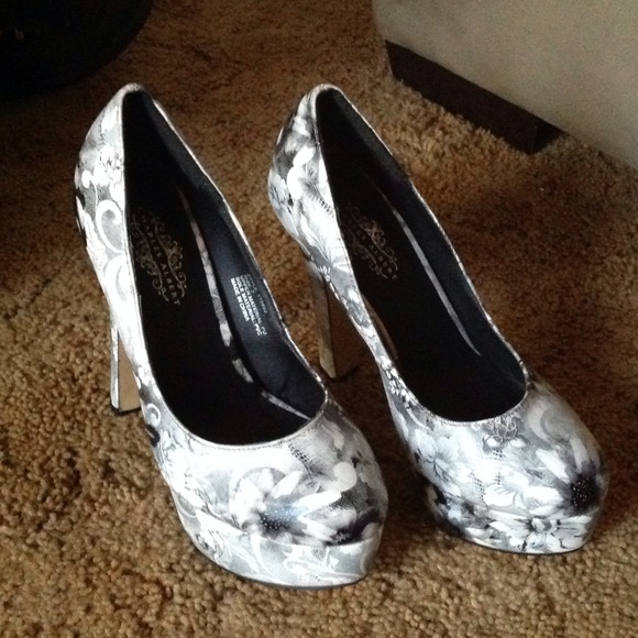 New sassy high heels NWOT