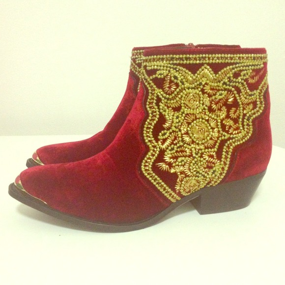 🚨SOLD! 🚨Embroidered velvet booties!