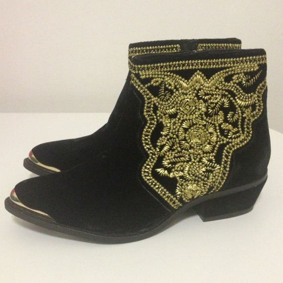 🚨SOLD🚨! Velvet embroidered boots!