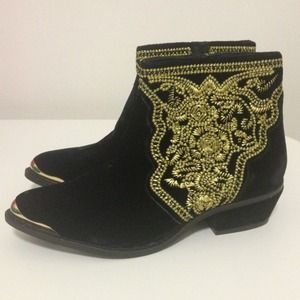 🚨SOLD🚨! Velvet embroidered boots!