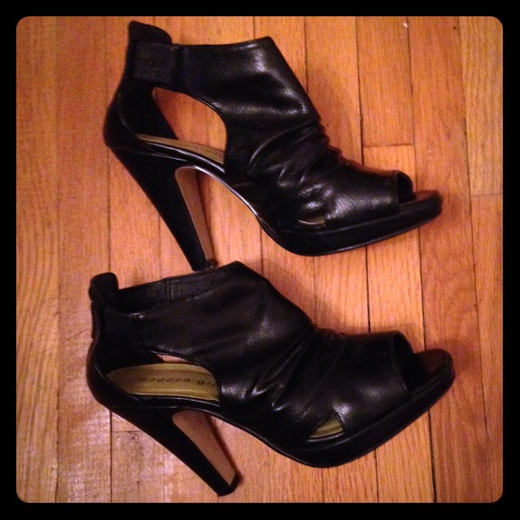 Black leather rouched open toe sandals!