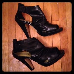 Black leather rouched open toe sandals!