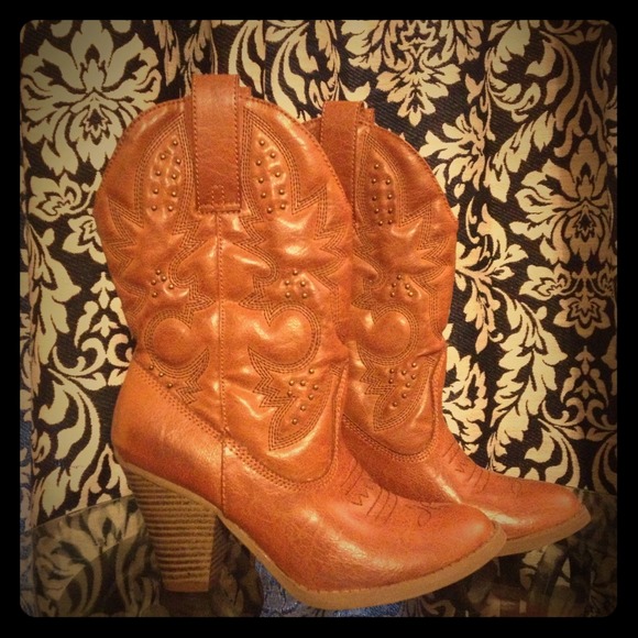 Brown cowboy boots size 6
