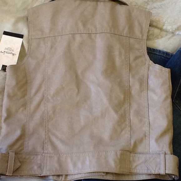 🚫SOLD in Bundle🚫🐂 Vegan Leather Vest - Picture 4 of 4