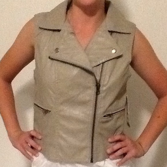 🚫SOLD in Bundle🚫🐂 Vegan Leather Vest - Picture 2 of 4