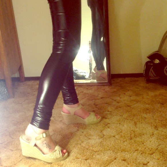 Black / Purple faux leather leggings