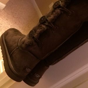 ❤️SOLD❤️UGGS Bailey Button in Chocolate Brown