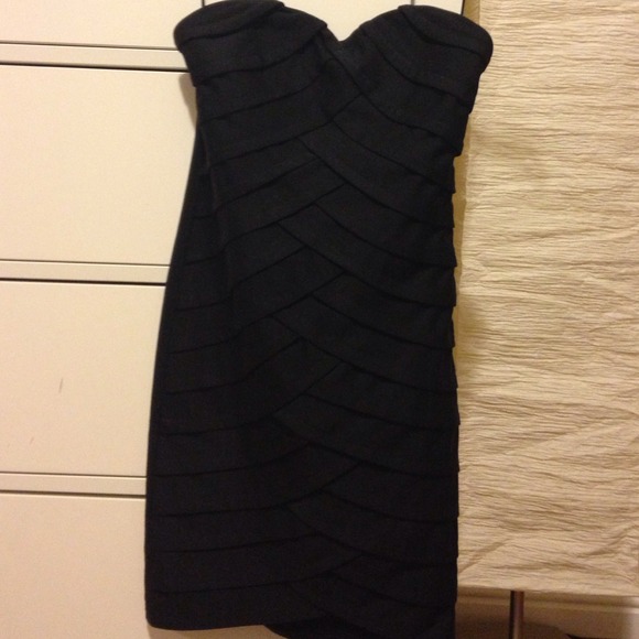 Black sweetheart body-con dress