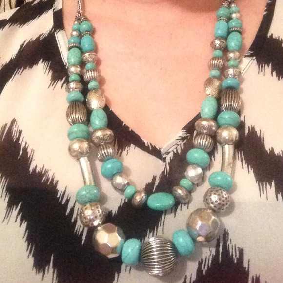 Earring and necklace - Picture 2 of 3