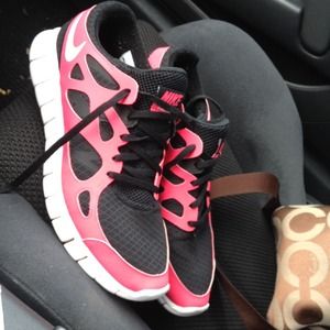 Nike free runs pink women's