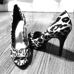 Nine West gorgeous peep toe leopard heels size 8.5