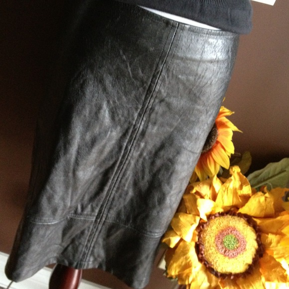 SOLD - in BUNDLE FAUX LEATHER SKIRT - Picture 2 of 2