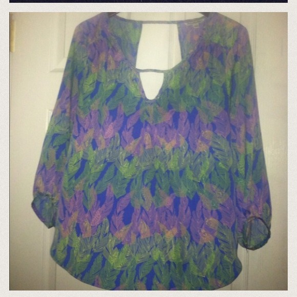 ❌SOLD❌American Eagle - Feather Print Top