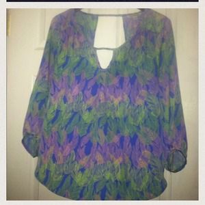❌SOLD❌American Eagle - Feather Print Top