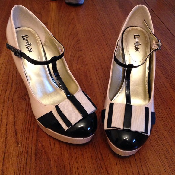 🎉 HOST PICK 🎉T-Strap cream and black stilettos
