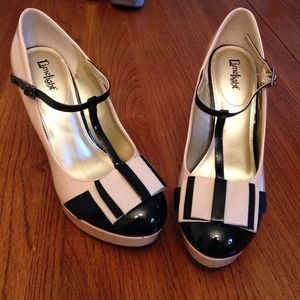 🎉 HOST PICK 🎉T-Strap cream and black stilettos